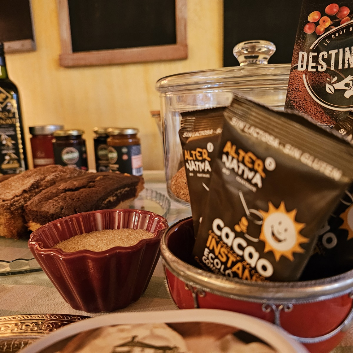 Desayuno ecológico presentado en vajilla provenzal, preparado con mimo