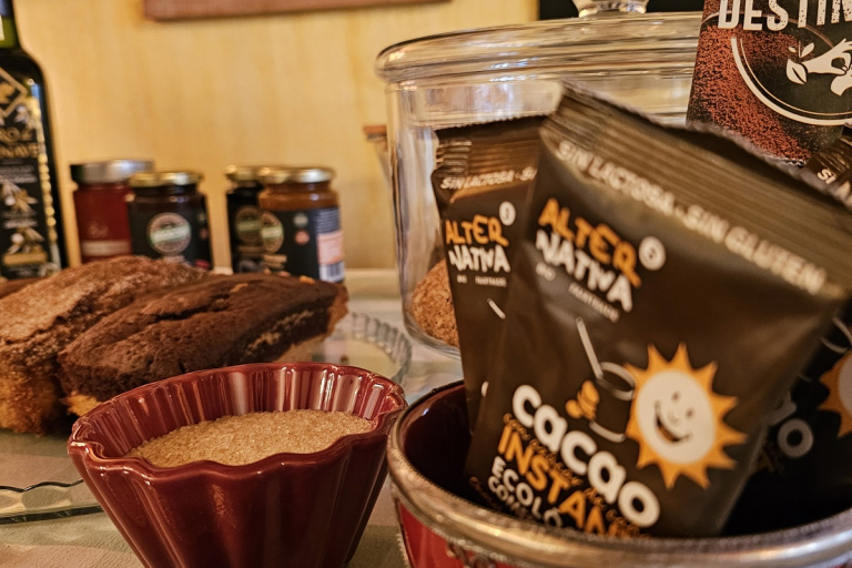 Desayuno ecológico presentado en vajilla provenzal, preparado con mimo