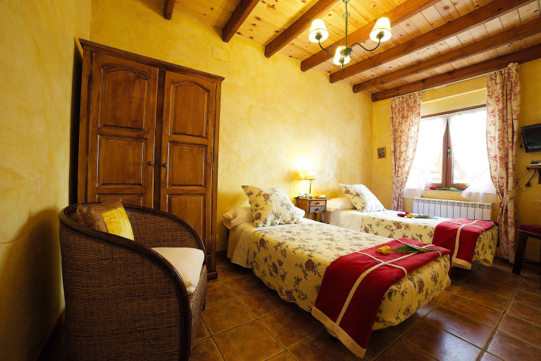 Ochre room twin beds