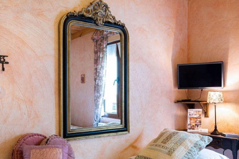 Mirror decorative detail